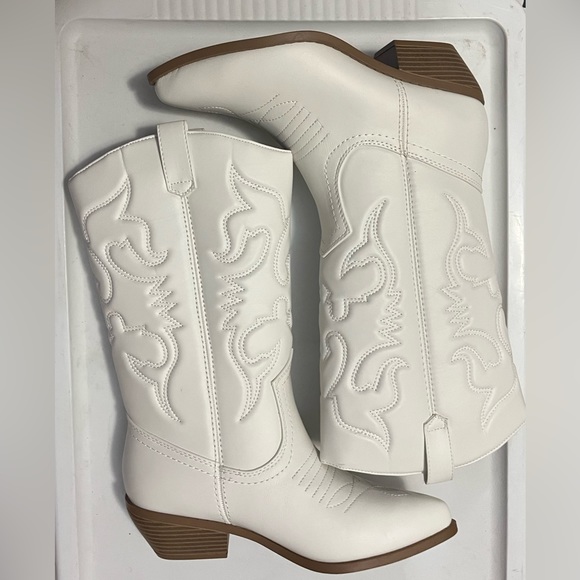 NWOT 2 in stacked heel white cowboy boot - Picture 1 of 7